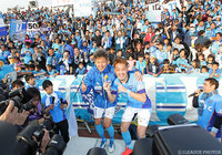 ファン・サポーターと開幕戦勝利の喜びを分かち合う三浦 知良と決勝ゴールの野村 直輝（横浜FC）【明治安田Ｊ２ 第1節 横浜FCvs松本】