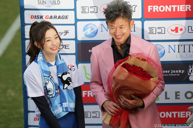 三浦 知良(横浜FC)のJ2最年長出場記録達成を祝福するＪリーグ名誉女子マネージャーの足立 梨花さん【明治安田Ｊ２ 第1節 横浜FCvs松本】