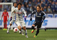 中盤で対峙する兵働 昭弘（甲府）と倉田 秋（Ｇ大阪）【明治安田Ｊ１ 第1節 Ｇ大阪vs甲府】