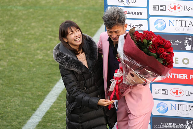 笑顔の三浦 知良(横浜FC)と加藤綾子アナウンサー【明治安田Ｊ２ 第1節 横浜FCvs松本】