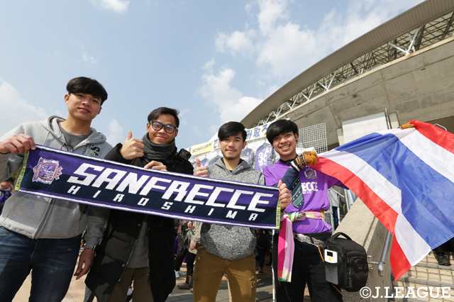 ティーラシンとチャナティップの「タイの英雄対決」を見届けに訪れたタイ人サポーター【明治安田Ｊ１第1節広島vs札幌】