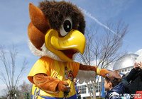 ベガッ太くんがちびっこサポーターを歓迎【明治安田Ｊ１ 第1節 仙台vs柏】