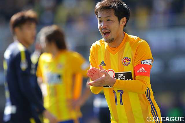 チームを鼓舞するキャプテン富田 晋伍（仙台）【明治安田Ｊ１ 第1節 仙台vs柏】