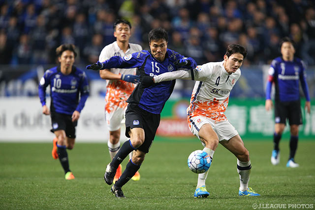 激しく競り合う今野 泰幸（Ｇ大阪）とオ バンソク（済州）【ＡＣＬ GS MD2 Ｇ大阪vs済州】