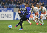 自ら得たPKを決め、一矢報いたアデミウソン（Ｇ大阪）【ＡＣＬ GS MD2 Ｇ大阪vs済州】