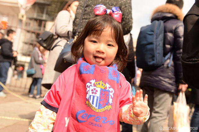 小さなセレ女、埼玉までやって来ました！リボンが今日のお洒落ポイント【明治安田Ｊ１ 第2節 浦和vsＣ大阪】