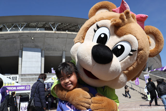 広島のアイドル・フレッチェとパシャリ【明治安田Ｊ１ 第2節 広島vs清水】