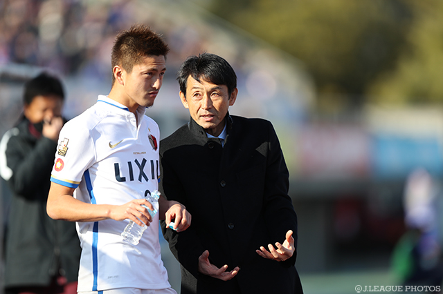 途中出場の鈴木 優磨に指示を伝える石井 正忠監督（鹿島）【明治安田Ｊ１ 第2節 甲府vs鹿島】