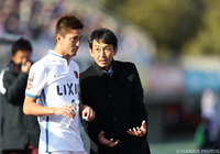 途中出場の鈴木 優磨に指示を伝える石井 正忠監督（鹿島）【明治安田Ｊ１ 第2節 甲府vs鹿島】