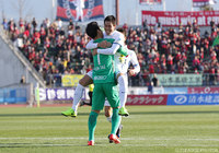 土壇場でPKを阻止したGKクォン スンテに飛びつく昌子 源（鹿島）【明治安田Ｊ１ 第2節 甲府vs鹿島】