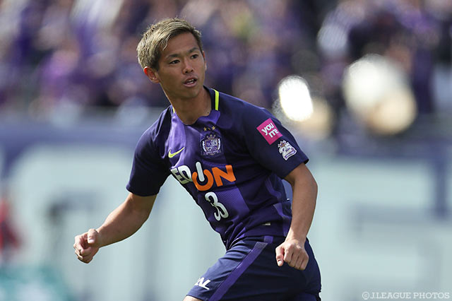 果敢な攻撃参加からシュートを放った塩谷 司（広島）【明治安田Ｊ１ 第2節 広島vs清水】