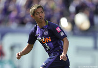 果敢な攻撃参加からシュートを放った塩谷 司（広島）【明治安田Ｊ１ 第2節 広島vs清水】