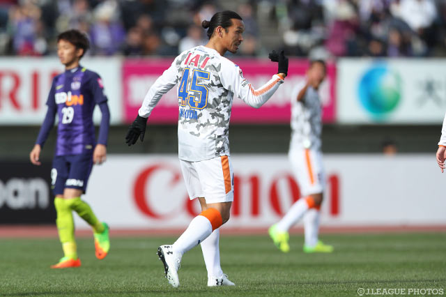 最終ラインを統率し、無失点勝利に貢献した角田 誠（清水）【明治安田Ｊ１ 第2節 広島vs清水】