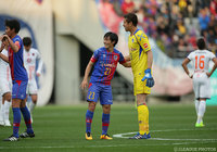 開幕連勝を喜ぶビッグセーブの林 彰洋（右）とダメ押しゴールの中島 翔哉（FC東京）【明治安田Ｊ１ 第2節 FC東京vs大宮】