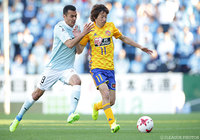 粘り強いボールキープから決勝点を演出した石原 直樹（仙台）【明治安田Ｊ１ 第2節 磐田vs仙台】