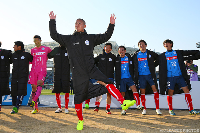 ファン・サポーターと今季初勝利を喜ぶ水戸の選手たち【明治安田Ｊ２ 第2節 水戸vs金沢】