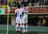 開幕2連勝へ向け53分に阪野 豊史（写真奥）のゴールで先手を取った山形【明治安田Ｊ２ 第2節 千葉vs山形】