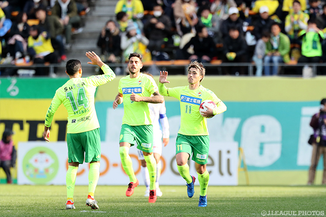 60分にＪ２通算15,500ゴールとなる同点PKを決めた船山 貴之（千葉）【明治安田Ｊ２ 第2節 千葉vs山形】