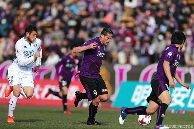 ポストプレーで決勝ゴールをアシストした途中出場のケヴィン オリス（京都）【明治安田Ｊ２ 第2節 京都vs徳島】
