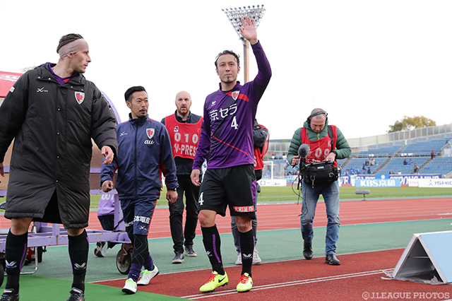 声援に応えるこの日のヒーロー・田中 マルクス闘莉王（京都）【明治安田Ｊ２ 第2節 京都vs徳島】