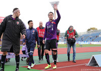 声援に応えるこの日のヒーロー・田中 マルクス闘莉王（京都）【明治安田Ｊ２ 第2節 京都vs徳島】