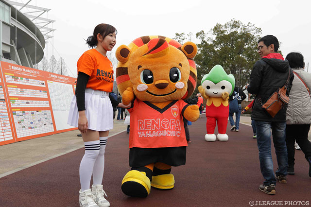 マスコット総選挙で飛躍したレノ丸。今日も維新公園で皆さんをグリーティング【明治安田Ｊ２ 第2節 山口vs福岡】