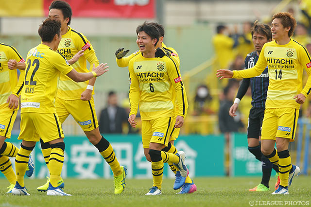 抑えの効いた巧みな同点ボレーを決めた小林 祐介（柏）【明治安田Ｊ１ 第2節 柏vsＧ大阪】