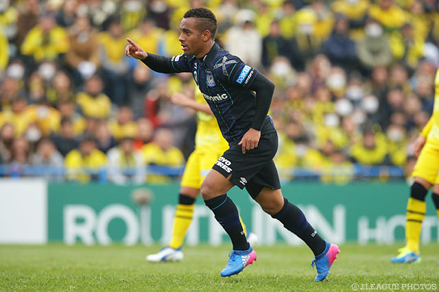 自ら得たPKを決めて柏を突き放したアデミウソン（Ｇ大阪）【明治安田Ｊ１ 第2節 柏vsＧ大阪】