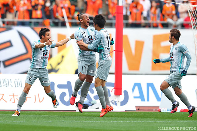 持ち味を生かしたヘディングで先制点を押し込んだウェリントン（福岡）【明治安田Ｊ２ 第2節 山口vs福岡】