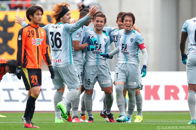 華麗なミドルシュートで2点目を突き刺した石津 大介（福岡 #16）【明治安田Ｊ２ 第2節 山口vs福岡】