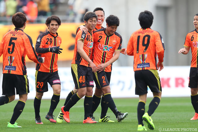 小塚 和季（#40）が豪快な一撃をねじ込み、食い下がった山口【明治安田Ｊ２ 第2節 山口vs福岡】