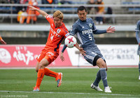 中盤で火花を散らす白井 康介（愛媛）と岩間 雄大（松本）【明治安田Ｊ２ 第2節 愛媛vs松本】