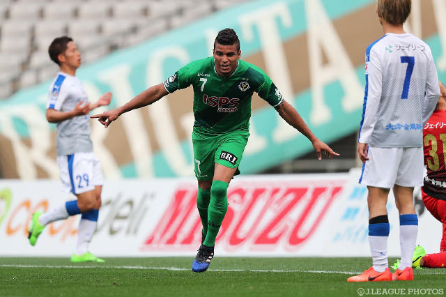 こぼれ球を押し込み、先制点を奪ったアラン ピニェイロ（東京Ｖ）【明治安田Ｊ２ 第2節 東京Ｖvs大分】