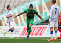 こぼれ球を押し込み、先制点を奪ったアラン ピニェイロ（東京Ｖ）【明治安田Ｊ２ 第2節 東京Ｖvs大分】