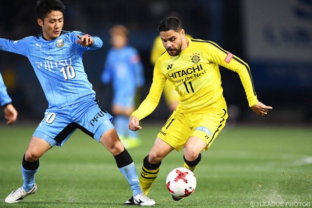 突破を試みるディエゴ オリヴェイラ（柏）【明治安田Ｊ１ 第3節 川崎Ｆvs柏】