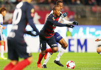 激しい競り合いを見せるレオ シルバ（鹿島）とマルティノス（横浜FM）【明治安田Ｊ１ 第3節 鹿島vs横浜FM】