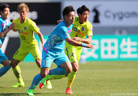 豊田 陽平（鳥栖）を抑え込んだ水本 裕貴（広島）【明治安田Ｊ１ 第3節 鳥栖vs広島】