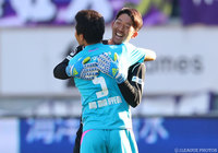 無失点に抑え、鳥栖の今季初勝利に貢献した権田 修一とキム ミンヒョク（#5）【明治安田Ｊ１ 第3節 鳥栖vs広島】