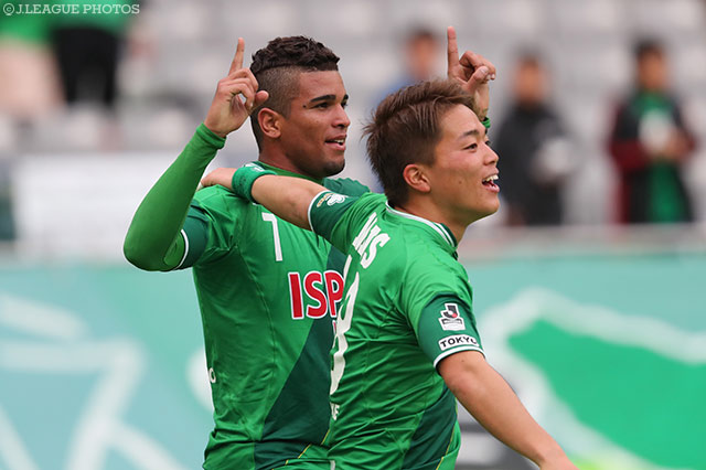 共にゴールを決めたアラン ピニェイロと高木 善朗（東京Ｖ）【明治安田Ｊ２ 第3節 東京Ｖvs水戸】