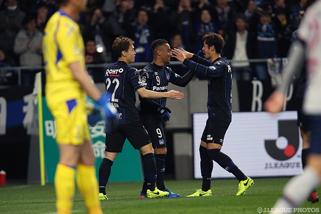 高い個人技で相手DFをかわして先制ゴールを決めたアデミウソン（Ｇ大阪）【明治安田Ｊ１ 第3節 Ｇ大阪vsFC東京】