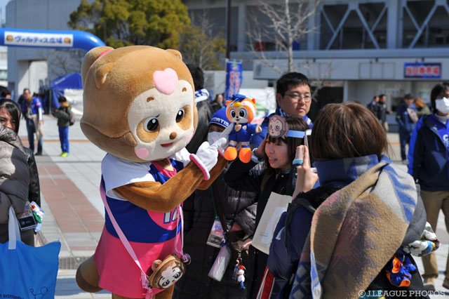 ティスちゃんがサポーターをお出迎え【明治安田Ｊ２ 第3節 徳島vs長崎】