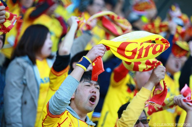 ミクニワールドスタジアム北九州で行われる初のリーグ戦。応援にも一層気合が入る【明治安田Ｊ３ 第1節 北九州vs秋田】