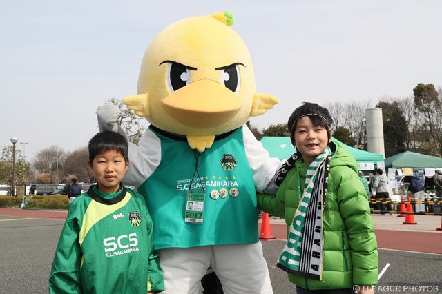 ガミティがサポーターと一緒に記念撮影【明治安田Ｊ３ 第1節 相模原vs長野】