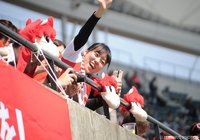 えがお健康スタジアムに相応しい眩しい笑顔を見せる熊本の女子サポーター【明治安田Ｊ２ 第3節 熊本vs山形】