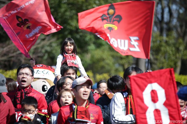 肩車に乗った金沢サポーターの女の子【明治安田Ｊ２ 第3節 金沢vs湘南】