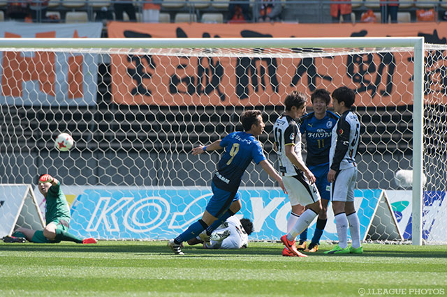 前半終了間際に後藤 優介の鋭いミドルシュートで先制した大分【明治安田Ｊ２ 第3節 大分vs山口】