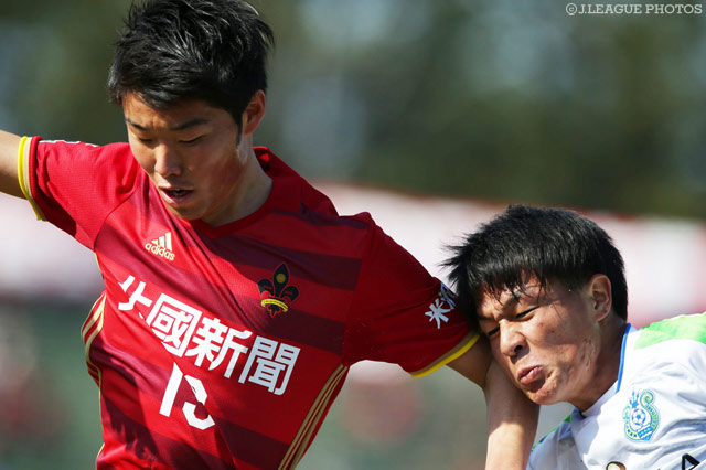 激しく競り合う垣田 裕暉（金沢）と杉岡 大暉（湘南）【明治安田Ｊ２ 第3節 金沢vs湘南】