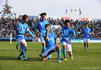 自身のもつＪ２リーグ最年長得点記録を50歳と14日に更新した三浦 知良（横浜FC）。ゴール後には“カズダンス”も披露【明治安田Ｊ２ 第3節 横浜FCvs群馬】