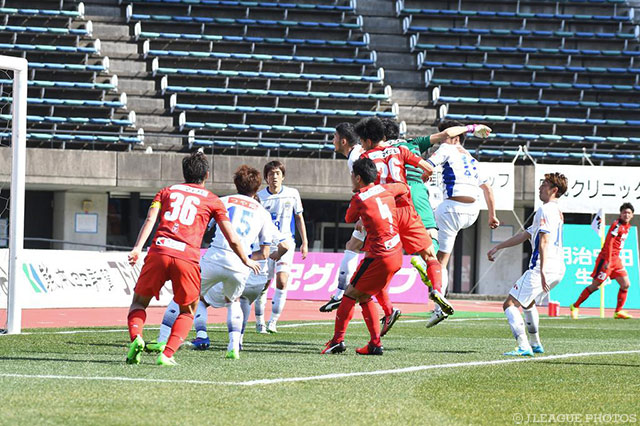 CKから値千金の同点ヘッドを決めたGKの佐藤 昭大（熊本）【明治安田Ｊ２ 第3節 熊本vs山形】