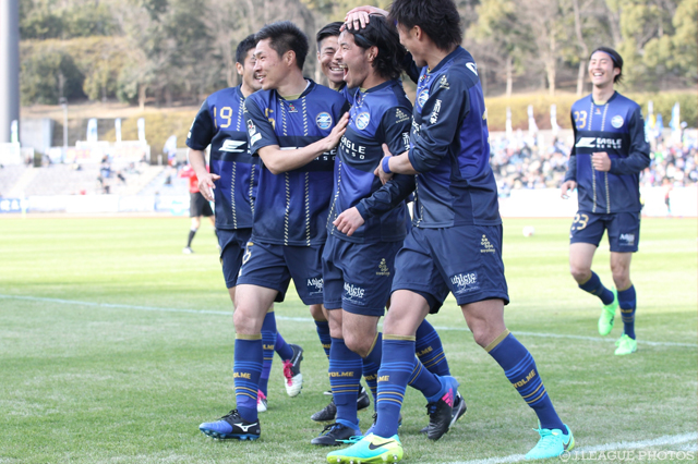 直接FKを頭で合わせた重松 健太郎（右から3人目）のゴールで町田が先制【明治安田Ｊ２ 第3節 町田vs岡山】